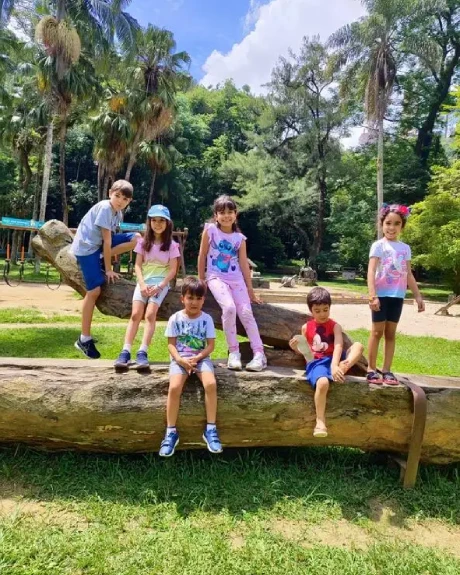Crianças em movimento livre após reabilitação — recuperação e autonomia com hidroterapia na Clínica Morumbi